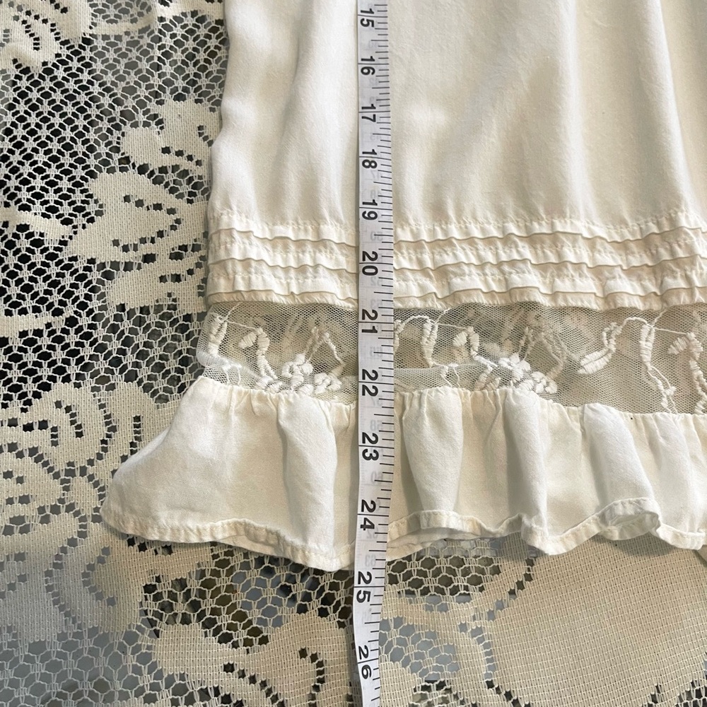 🍀 Elegant White Blouse with Lace Details 🍀 - Picture 3 of 11